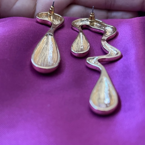 Abstract art earrings in gold with black enamel detail. - Picture 4 of 5